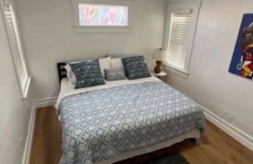 Mobel Americana House | Charming 2-bedroom house in St. Petersburg with AC