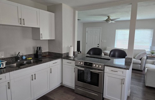 United Central House | Charming 2-bedroom house with WiFi, AC in enchanting St. Petersburg near it all!