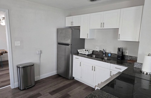 United Central House | Charming 2-bedroom house with WiFi, AC in enchanting St. Petersburg near it all!