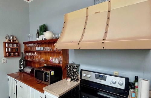 Winter Garden Cottage | Charming 2-bedroom cottage in enchanting Winter Garden with AC, WiFi