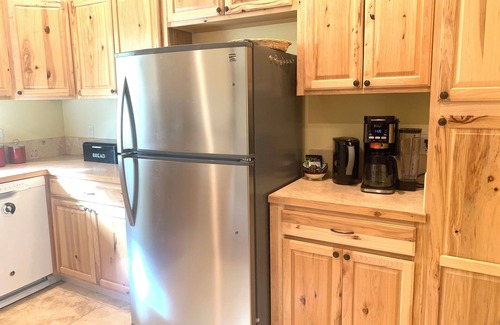 Hamilton House | Charming 2 Bedroom/2 Bath Hot Tub Garden Home with Central Air/Heat in Hamilton