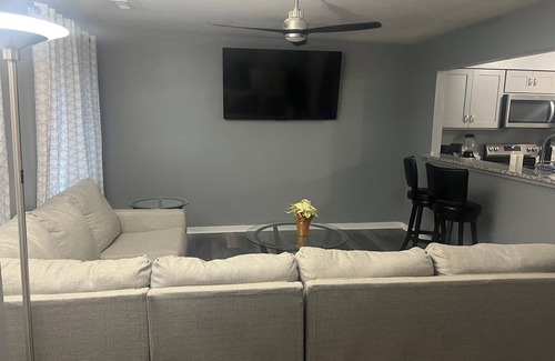 Portsmouth House | Charming 2 bedroom, 2 bath townhome located in Portsmouth, Simple and elegant!