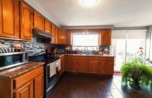 Guelph House | Charming 2-Bedroom, 4 Guests + Free Parking and Wi-Fi