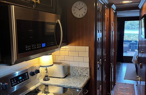 Mount Juliet Boat Rental | Charming 2-bedroom 80’ Houseboat with AC, WiFi in enchanting Mt. Juliet