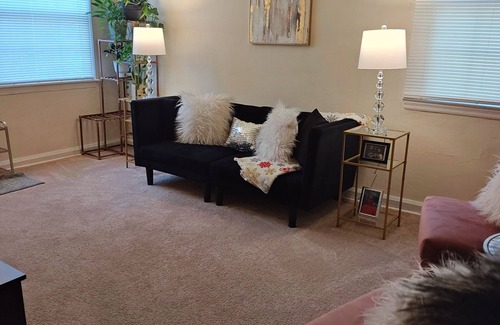 Portsmouth Apartment | Charming 2-bedroom apartment with WiFi, AC in Portsmouth. Close to Rivers Casino