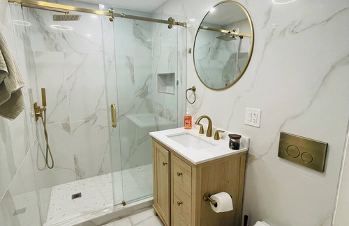 Union City Apartment | Charming 2-bedroom apartment with LAUNDRY & BACKYARD next to Manhattan!