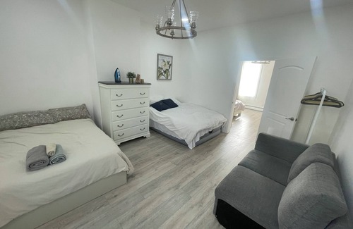 Union City Apartment | Charming 2-bedroom apartment with LAUNDRY & BACKYARD next to Manhattan!