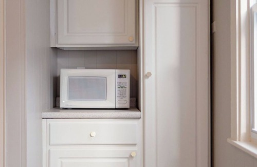 East End Apartment | Charming 2-bedroom apartment with AC, WiFi in fabulous Portland