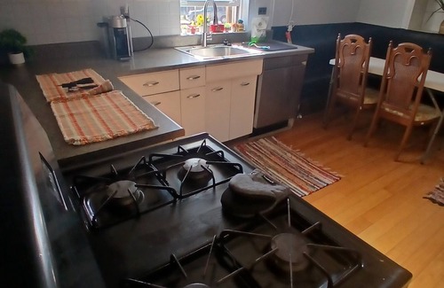 Jefferson Park Apartment | Charming 2-bedroom apartment in enchanting Chicago with AC, WiFi
