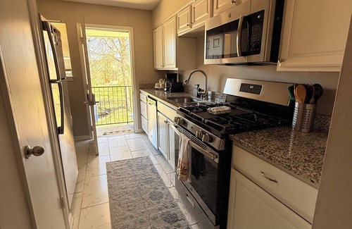 Uptown Apartment | Charming 2-bedroom apartment in delightful Memphis with WiFi, AC