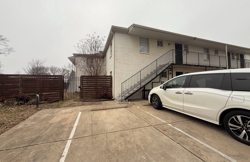Uptown Apartment | Charming 2-bedroom apartment in delightful Memphis with WiFi, AC