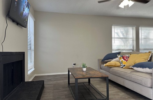 Sherman Apartment | Charming 2-bedroom apartment in brilliant Sherman with WiFi, AC