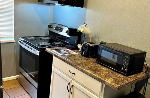 Dayton Apartment | Charming 2-bedroom apartment with WiFi, AC in nice Dayton [Apt 1]