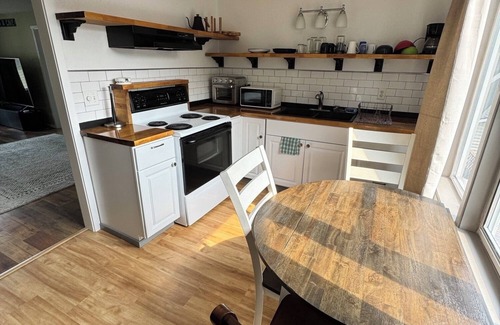 Sumner Apartment | Charming 2-bedroom apartment in downtown Sumner with AC