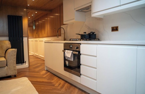 Liverpool Boat Rental | Charming 2-bedroom boat with WiFi, AC in lovely Liverpool