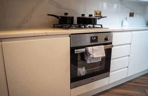 Liverpool Boat Rental | Charming 2-bedroom boat with WiFi, AC in lovely Liverpool