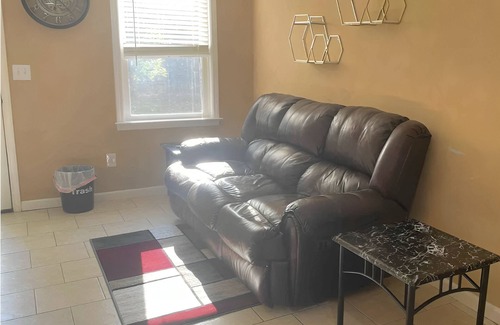 Acworth House | Charming 2-bedroom basement suite-15 min from Lakepoint Sports private entrance