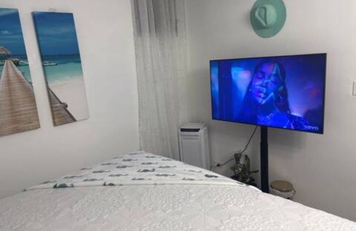 McCully - Moiliili Bed & Breakfast | Charming 2-bedroom bed & breakfast in serene Honolulu with WiFi