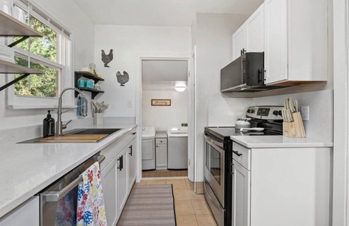 Lebanon Apartment | Charming 2-bedroom bungalow in Lebanon.