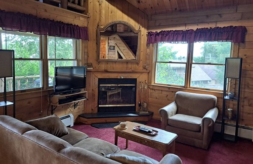 Greenville Cabin | Charming 2-bedroom cabin in delightful Greenville with WiFi, fitness room, pool