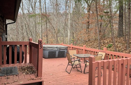 Hayesville Cabin | Charming 2-bedroom cabin with Hot Tub, WiFi, and AC/Heat in serene Hayesville