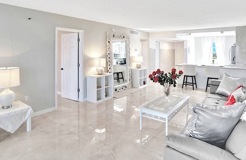Inverrary Condo | Charming 2-bedroom condo with AC, fitness, jacuzzi swimming pool.