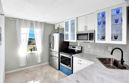 Inverrary Condo | Charming 2-bedroom condo with AC, fitness, jacuzzi swimming pool.