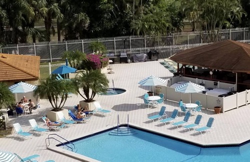 Inverrary Condo | Charming 2-bedroom condo with AC, fitness, jacuzzi swimming pool.