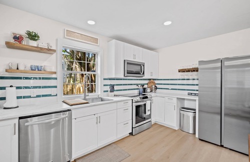 Port Royal Boat Rental | Charming 2-bedroom cottage with Screened Porch, BBQ and Fire-pit in Port Royal