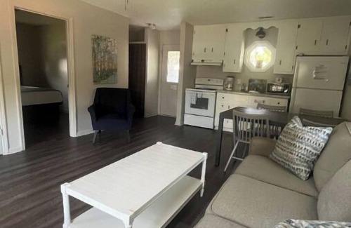 Winchester Cabin | Charming 2-bedroom cabin with WiFi, AC in Winchester