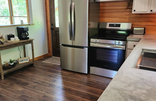 Dennard Cabin | Charming 2-bedroom cabin on Little Red River with WiFi, AC in serene Marshall