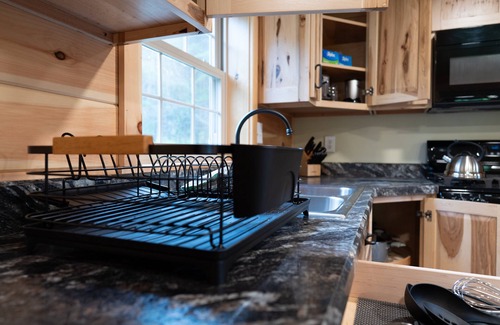 Westport Cabin | Charming 2-bedroom cabin with Hot Tub, Wi-Fi, AC in Westport