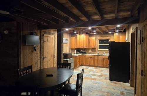 Turner County Cabin | Charming 2-bedroom cabin with AC and WiFi in marvelous Parker