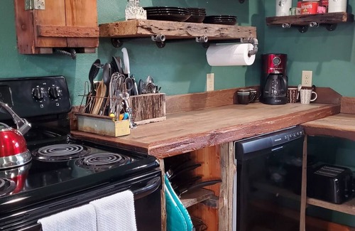 Pine Ridge Cabin | Charming 2-bedroom cabin with loft, Starlink internet, near 4x4 trails & river