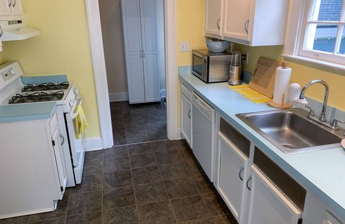 Old Dominion House | Charming 2 bedroom cottage in N Arlington