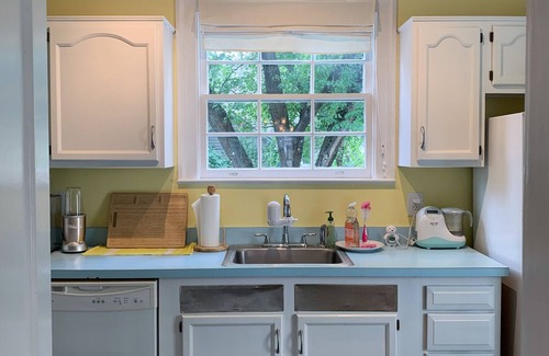 Old Dominion House | Charming 2 bedroom cottage in N Arlington