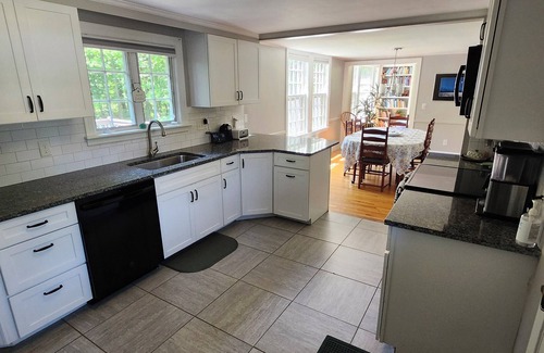 Kennebunk House | Charming 2 bedroom cottage in the historic part of Kennebunk sleeps 4.