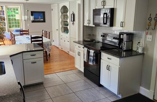 Kennebunk House | Charming 2 bedroom cottage in the historic part of Kennebunk sleeps 4.