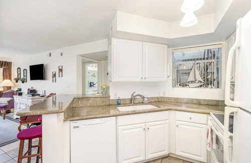 Ocean Side Village Condo | Charming 2-bedroom condo with WiFi, AC in awesome Melbourne.0.5 miles from Beach