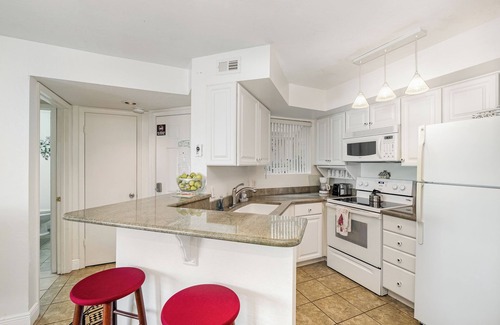 Ocean Side Village Condo | Charming 2-bedroom condo with WiFi, AC in awesome Melbourne.0.5 miles from Beach