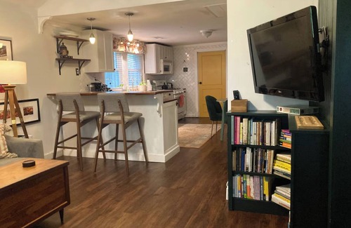 Woodbine Cottage | Charming 2-bedroom cottage 10 min to downtown - King bed - Fireplace