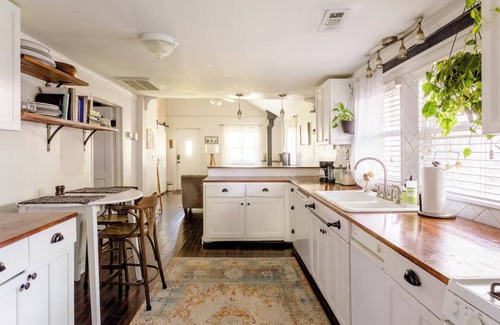 Woodbine Cottage | Charming 2-bedroom cottage 10 min to downtown - King bed - Fireplace