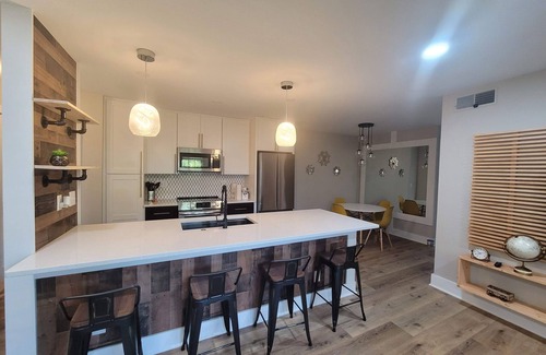 Carrboro Condo | Charming 2-bedroom condo in welcoming Carrboro with fitness center, pool, Wi-Fi