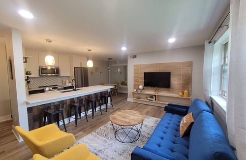Carrboro Condo | Charming 2-bedroom condo in welcoming Carrboro with fitness center, pool, Wi-Fi