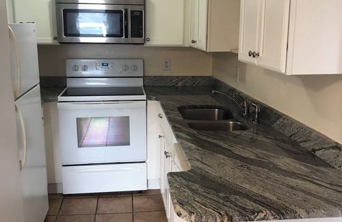 Shalimar Condo | Charming 2-bedroom condo w/AC Shalimar's best kept secret - Walk to sunset
