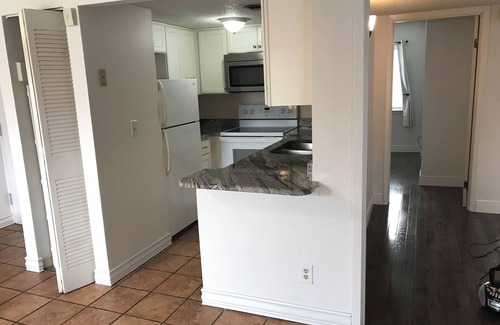 Shalimar Condo | Charming 2-bedroom condo w/AC Shalimar's best kept secret - Walk to sunset