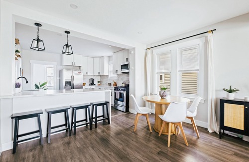 Chicago Condo | Charming 2-bedroom condo in marvelous Chicago