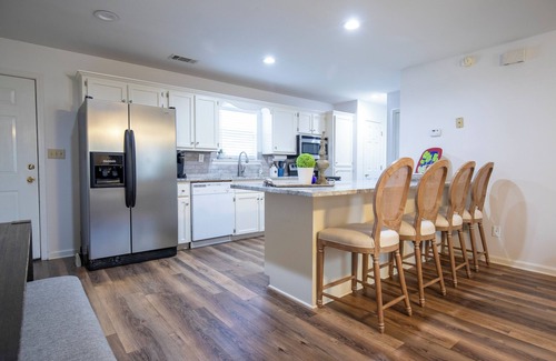 Oxford Condo | Charming 2-bedroom condo in wonderful Oxford, walking distance to the stadium