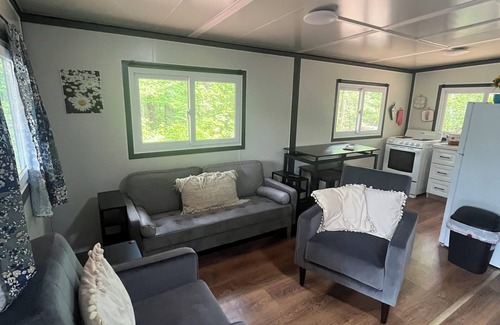 Mentone House | Charming 2-bedroom container house in lovely Mentone with WiFi, AC, NO PETS