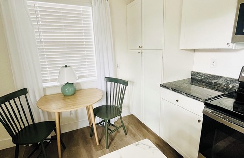 Park East Cottage | Charming 2-bedroom cottage in brilliant downtown Sarasota with Wi-Fi, AC